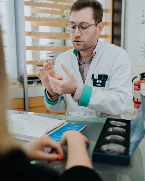 Senhor a mostrar oculos